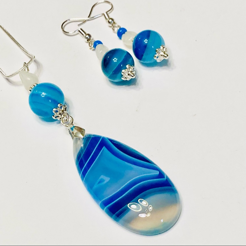 Coordinated Set Onyx Stone Pendant With Moonstone Necklace & Matching Earrings🦋 - Picture 6 of 14